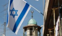 La bandera de Israel ondea junto al minarete de una mezquita en el barrio árabe de la ciudad vieja de Jerusalén