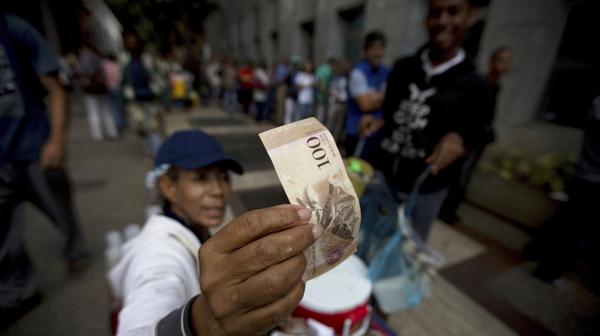 Los venezolanos están preocupados por la falta de papel moneda