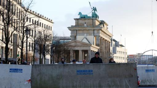 Bloques de cemento junto a la puerta de Brandeburgo, en vísperas de Nochevieja-