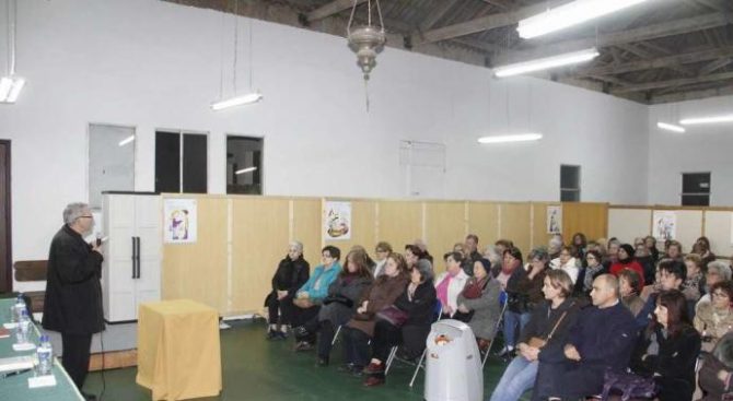 Un momento de la charla, que llenó el local parroquial de la calle Fonte do Galo.