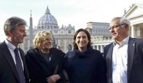 Carmena y Colau, junto a Ribó y Santisteve, en la plaza de San Pedro.