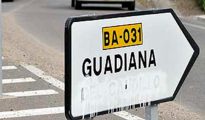 Cartel del pueblo extremeño Guadiana del Caudillo en el que parte del nombre de la localidad ha sido borrado