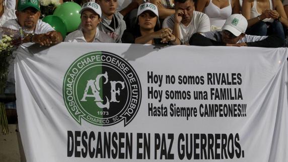 Homenaje a los jugadores del Chapecoense fallecidos en un accidente de avión.
