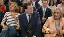 Mariano Rajoy, flanqueado por Cristina Cifuentes (d) y María Dolores de Cospedal (i).