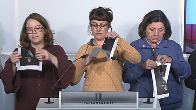 Diputados de la CUP, al romper la foto de Felipe VI.