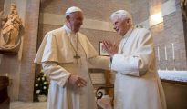 El papa Francisco, en su encuentro con su antecesor, Benedicto XVI