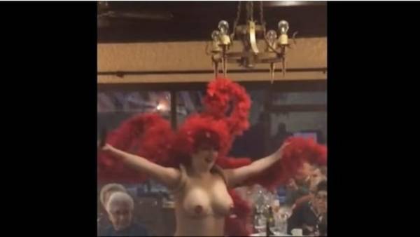 Escandalosa comida navideña con jubilados en España./ Youtube