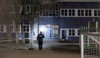 Un policía inspecciona el sitio de crimen delante de la escuela Wilds Minne en Kristiansand, Noruega.