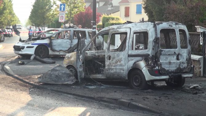 Recientemente cuatro oficiales de policía resultaron heridos (dos, con quemaduras graves) cuando un grupo de en torno a 15 'jóvenes' (pandilleros musulmanes) rodearan sus vehículos y lanzaran contra ellos piedras y bombas incendiarias en el suburbio parisino de Viry-Châtillon. (Imagen: captura de un vídeo de Line Press).