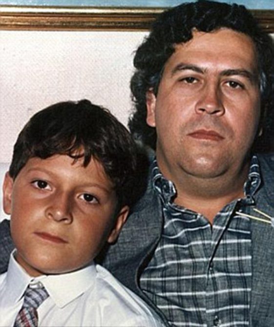 Juan Pablo Escobar con su padre, el máximo narcotraficante de la historia. Sostiene que Escobar Gaviria se suicidó 