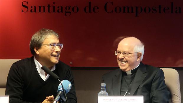 Julián Barrio (d) durante una charla de en la Cámara de Comercio de Santiago