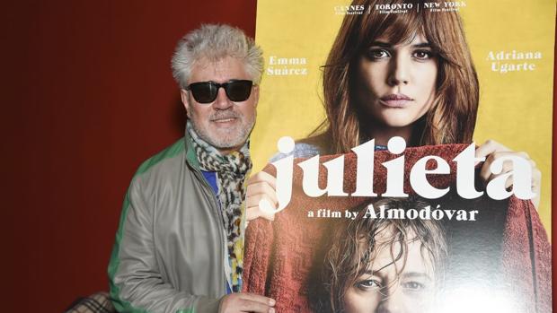 Pedro Almodóvar posa con el cartel de «Julieta»