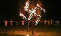 Miembros del Ku Klux Klan (KKK) bailan frente a una esvástica de fuego en Temple, Georgia (Estados Unidos), el 23 de abril de 2016
