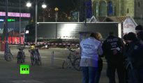 Unos policías, en el mercado navideño berlinés donde el pasado día 19 se produjo un atentado con camión. (Imagen: pantallazo de un vídeo de RT).