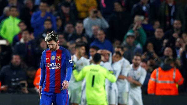 Messi se lamenta. Real Madrid festeja el empate agónico como un triunfo.