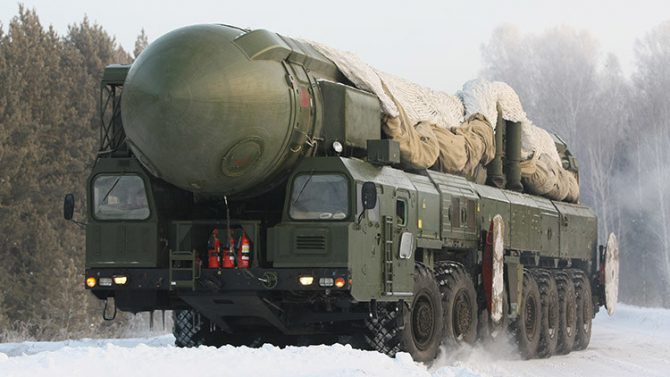 Un misil intercontinental móvil RT-2PM Topol es trasladado a su base en el Distrito Militar Central de Rusia.