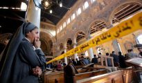 Una monja llora al ver los destrozos en la iglesia copta atacada hace días en El Cairo
