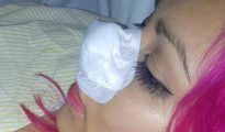 La joven agredida tras ser atendida en el Hospital Macarena