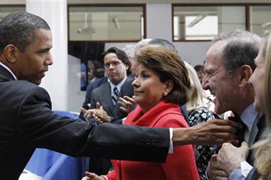 Barack Obama (i) bromea con Mark Zuckerberg.