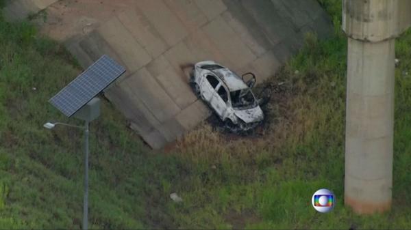 El auto donde estaba el cuerpo del embajador carbonizado (Reuters/Captura de pantalla)