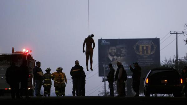 Un cuerpo mutilado cuelga de un puente en Tijuana, un típico ritual de venganza narco