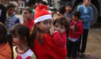 Dos niñas festejan la Navidad en Siria