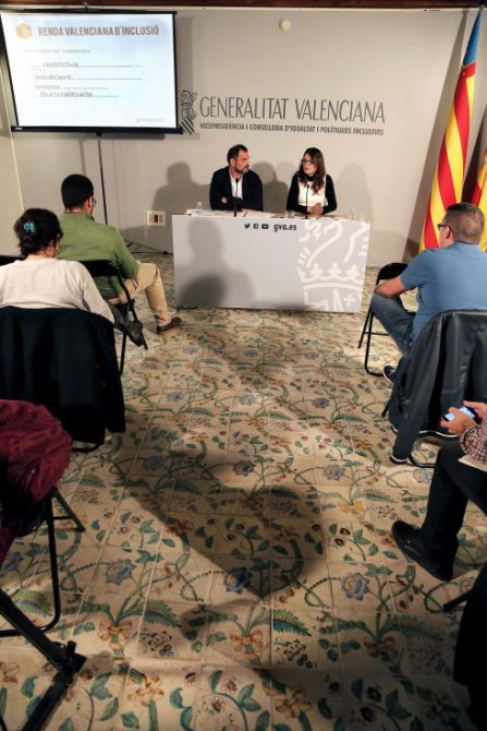 Xavier Uceda y Mónica Oltra, ayer, en la presentación de la renta de inclusión.