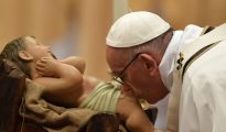 El Papa besa al Niño Jesús durante la Misa de Nochebuena en la Basílica de San Pedro