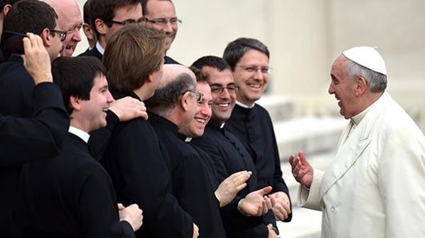 El papa Francisco junto con sacerdotes católicos