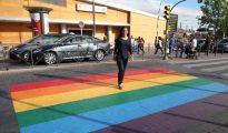 La alcaldesa de Getafe pasa por uno de los pasos de cebra pintados con los colores del arco iris.