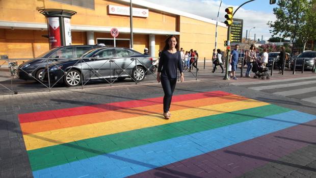 La alcaldesa de Getafe pasa por uno de los pasos de cebra pintados con los colores del arco iris.