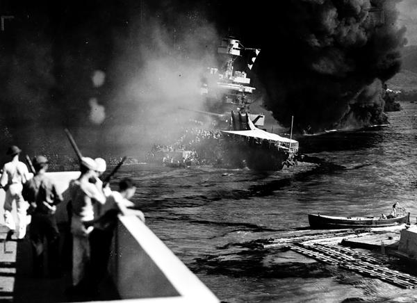 El acorazado California, incendiado tras el ataque (US Navy)
