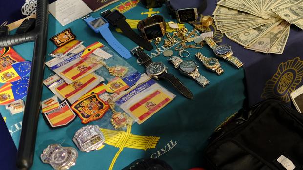 Las placas falsas, porras de juguete y parte del botín incautado