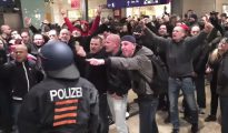 Una multitud de alemanes enfurecidos gritan repetidas veces a la Policía en Colonia "¿Dónde estabais en Nochevieja?" el 9 de enero de 2016, en alusión a los asaltos sexuales masivos perpetrados por migrantes ese día en la ciudad, del que fueron víctimas más de 450 mujeres.