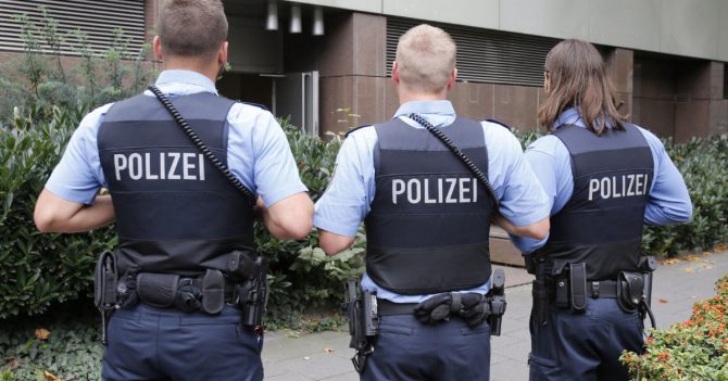 Varios policías patrullan en un típico mercadillo de Viena