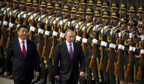 El presidente ruso Vladimir Putin pasa revista a las tropas del Ejército