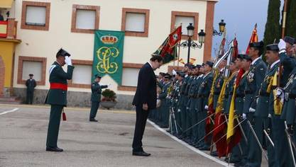       España  Rajoy defiende la bandera de España como «símbolo de la nación» El presidente del Gobierno, Mariano Rajoy, en el acto de la Guardia Civil en Baeza, en una imagen que ha publicado en su cuenta de Twitter