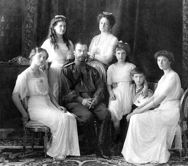 La familia Romanov. El zar, la zarina y sus 5 hijos: Olga, Tatiana, María, Anastasia y Aleksei