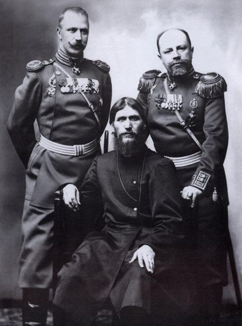 Rasputín con oficiales del Ejército imperial
