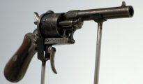 El revólver con el que Verlaine hirió a Rimbaud, subastado por 434.500 euros en Christie's