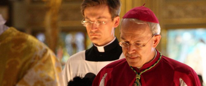 El obispo Athanasius Schneider, uno de los prelados con más perfil en la restauración de la misa latina tradicional y de la fe.