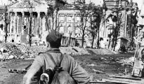 Un soldado soviético observa el edificio del Reichstag destruido