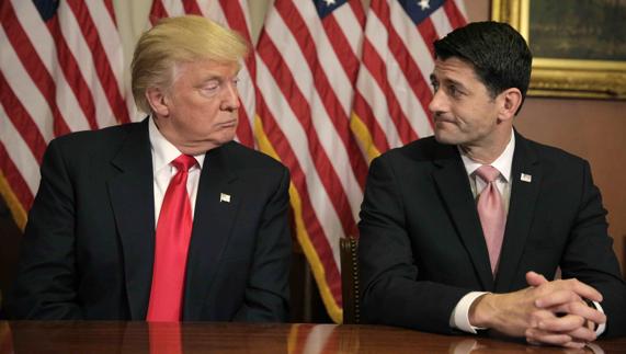 Trump (i) y el portavoz de la Casa Blanca.