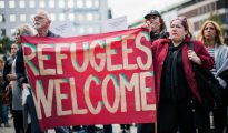 .Ciudadanos suecos se manifiestan en apoyo a los refugiados.