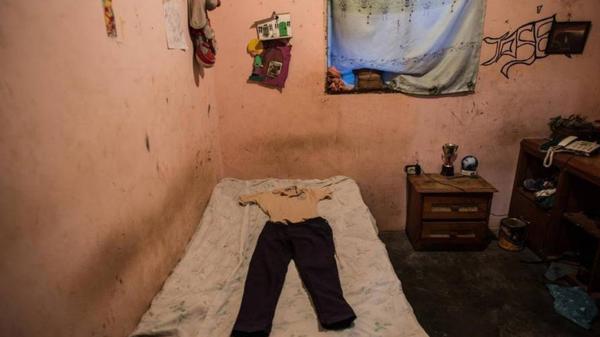 El uniforme escolar de Kevin, tendido en su cama