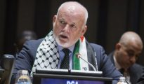 En noviembre, el presidente de la Asamblea General de Naciones Unidas, Peter Thomson, lució el famoso pañuelo a cuadros, la kefia, símbolo de la "resistencia palestina" (léase terrorismo). Esto no es más que la continuación de la obliteración cultural de Israel, que se supone justifica su próxima obliteración física. (Imagen: ONU-UN/Manuel Elias).
