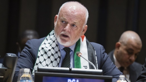 En noviembre, el presidente de la Asamblea General de Naciones Unidas, Peter Thomson, lució el famoso pañuelo a cuadros, la kefia, símbolo de la "resistencia palestina" (léase terrorismo). Esto no es más que la continuación de la obliteración cultural de Israel, que se supone justifica su próxima obliteración física. (Imagen: ONU-UN/Manuel Elias).