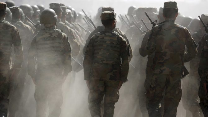 Un grupo de soldados afganos se entrena en un centro de adiestramiento en Kabul.
