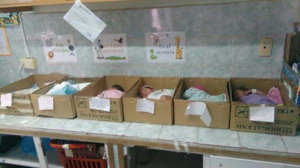 Bebés recién nacidos en cajas de cartón