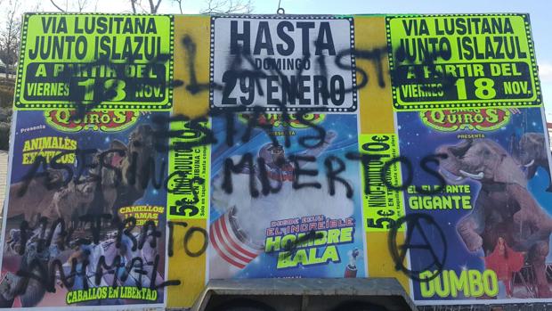 Uno de los carteles del circo, con in sultos y amenazas de muerte.